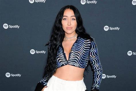 Noah cyrus is an american actress and singer hailing from nashville, tennessee. Noah Cyrus Brings Her Vision Of 'The Notebook' For Her ...