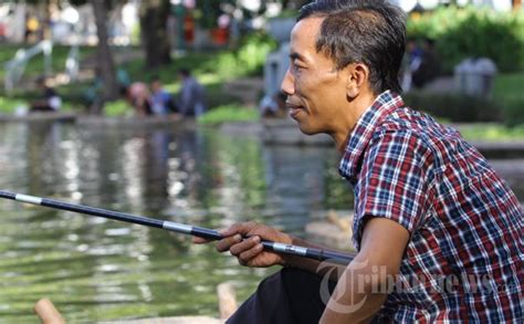Momen kembaran dress juga kembali terjadi di antara suzy dan sulli ketika menjadi pembawa acara program musik pada waktu yang berbeda. Foto 'Kembaran Jokowi' Dalam Berbagai Ekspresi Wajah - Tribunnews.com