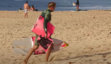 Jamie o'brien est l'un des tous premiers surfeurs professionnels à s'être préoccupé de la surf thérapie pour les enfants ayant la mucoviscidose. Pipeline Absolutely Destroyed Jamie O'Brien's Boards | The ...