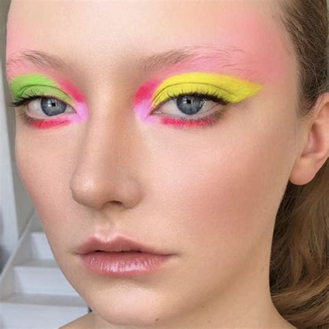The Greatest Neon Make Up Seems To Put On All Summer Time Lengthy The
