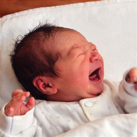 Bentuk kepala bayi baru lahir seringkali terlihat tidak bulat sempurna. Bentuk Kepala Bayi Baru Lahir Memanjang, Apa Dampaknya?