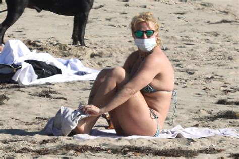 Britney Spears In A Hot Bikini Sunbathing On A Beach Photo Hot Sex Picture