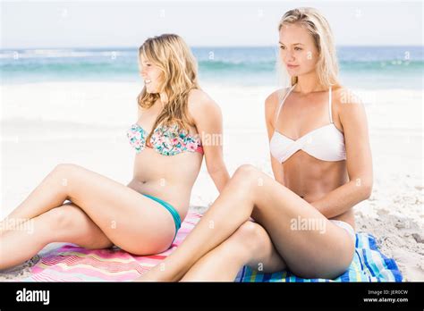 Mujeres Guapas En Bikini Sentado En La Playa Fotografía De Stock Alamy