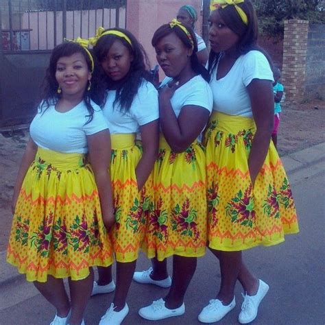 The tsonga people are an offshoot of the zulu tribe, and therefore there are similarities in the clothing. African skirts #Tsonga | African fashion, Traditional ...