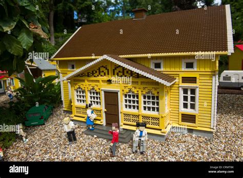La Gente En Frente De La Casa De Lego Amarillo Tradicional Miniland