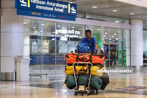 Pendaki Solo Tawan Everest Kali Ketiga Tiba Di KLIA