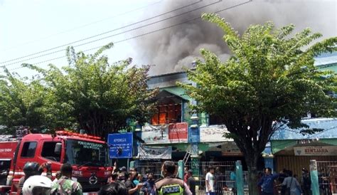 Lucky buyer akan di pilih secara acak dan tidak dapat di ganggu gugat bisa di kirim atau di ambil di cabang dtc surabaya. Gaji Di Toko Emas Gadjah : Ke Toko Emas, Benda Dekat ...