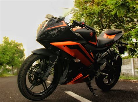 A modified image to present a better view of how the motorcycle will look in blue from the sides… r15 v3 video. Mega Photo Gallery: Modified Yamaha R15