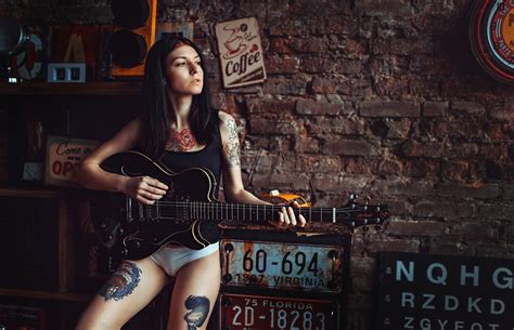 배경 화면 여자들 모델 음악가 유행 기타리스트 명음 하얀 팬티 2047x1318 WallpaperManiac