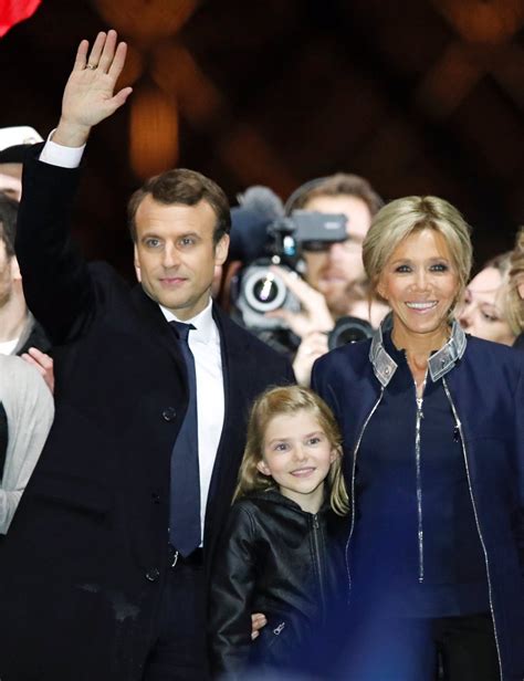 Emmanuel Y Brigitte Macron Una Historia De Amor Que Va Más Allá De La