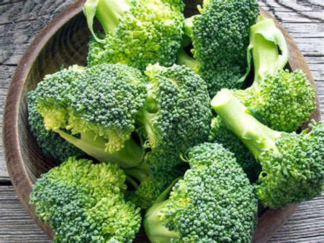 How much fat is in broccoli florets? Broccoli Nutrition Facts - Eat This Much
