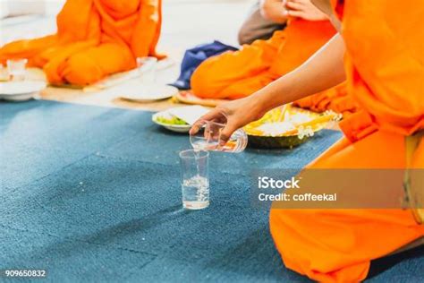 Monje Tailandés Orar Y Verter Agua Ritual Budista En El Templo Tras