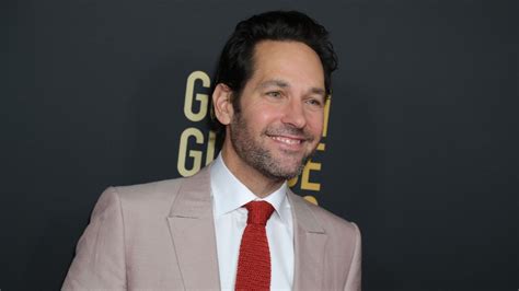 paul rudd gives out cookies to early voters waiting in the rain