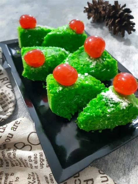 Bolunya pakai santan dan minyak jadi rasanya gurih dan teksturnya empuk. Resep Kue Bolu Kukus Santan Pandan, Gurih dan Nikmat ...