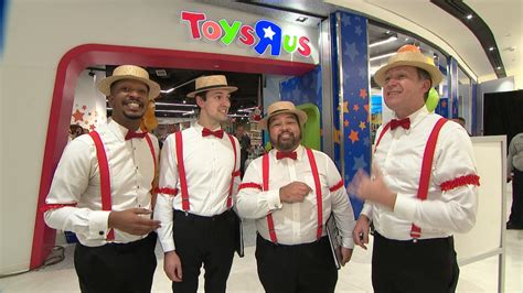 Toys R Us Is Back Take A Look Inside Their New Flagship Store