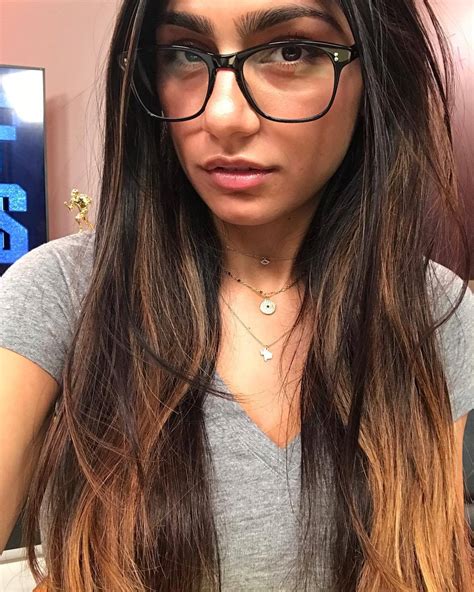 Download Mia Khalifa Eyeglass Selfie Wallpaper