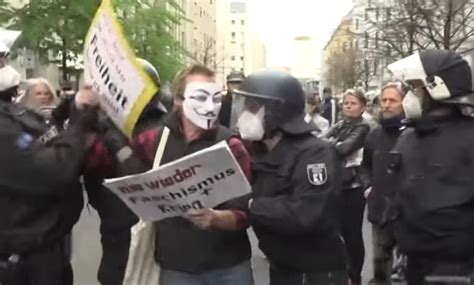 طالبوا بالحرية ألمانيا الشرطة تعتقل العشرات خلال مظاهرة ضد إجراءات الإغلاق الهادفة