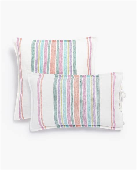 Il catalogo zara home propone un'ampia scelta di cuscini, i quali si differenziano non solo per la decorazione, ma soprattutto per le forme e le dimensioni. Federe Cuscini Zara Home