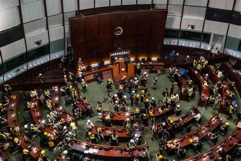 数百人占领香港立法会，引发抗议者内部分歧 纽约时报中文网