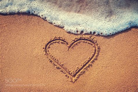 Drawing Heart On The Sand Sand Drawing Beach Sand Art Sand Pictures