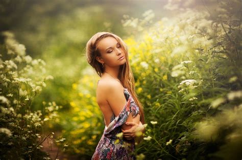 Bakgrundsbilder solljus skog kvinnor modell porträtt blond blommor slutna ögon gräs