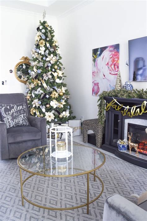A beautiful small garland complements it which gives a more aesthetic appeal. Glam & Simple Christmas Living Room Decor Ideas ...