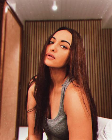 Sonakshi Sinha Shares Flawless Selfie With Fans Check Out The Actress