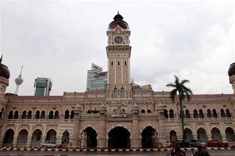 Keeping the sultan abdul samad building's clock moving. Bangunan Sultan Abdul Samad | Simon Hung | Flickr