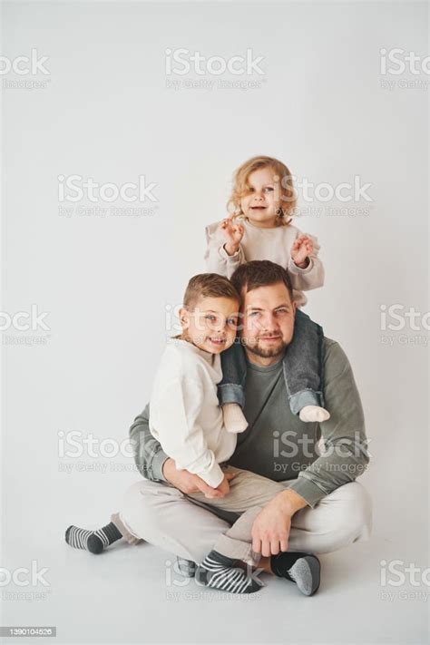 Familia Feliz Padre Hija E Hijo Abrazados Y Sonrientes Sobre Fondo