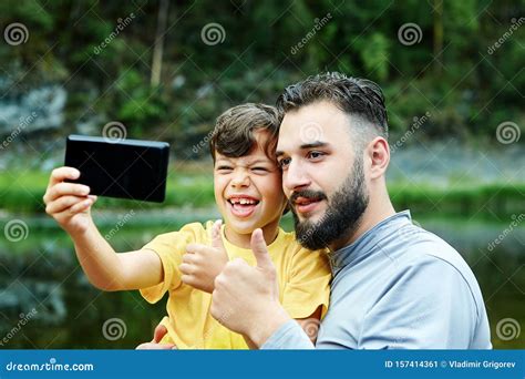 Padre E Hijo Toman Selfies En La Naturaleza Imagen De Archivo Imagen