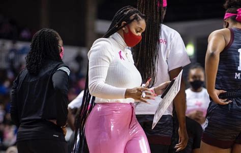 Texas Aandm Womens Basketball Coach Sydney Carters Outfit Goes Viral