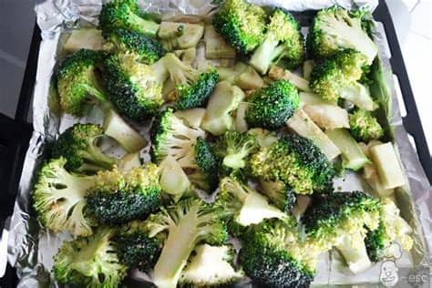 Varios estudios confirman que el brócoli cocinado al vapor (en una olla específicamente preparada para ello) durante unos cinco minutos es capaz de mantener casi el 100 % de sus nutrientes y fitoquímicos, sobre todo la vitamina c y los glucosinolatos. Cómo cocinar el brócoli de forma sana: al horno y sin ...