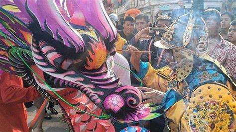 Meriahnya Prosesi Ritual Buka Mata Replika Naga Di Kota Singkawang