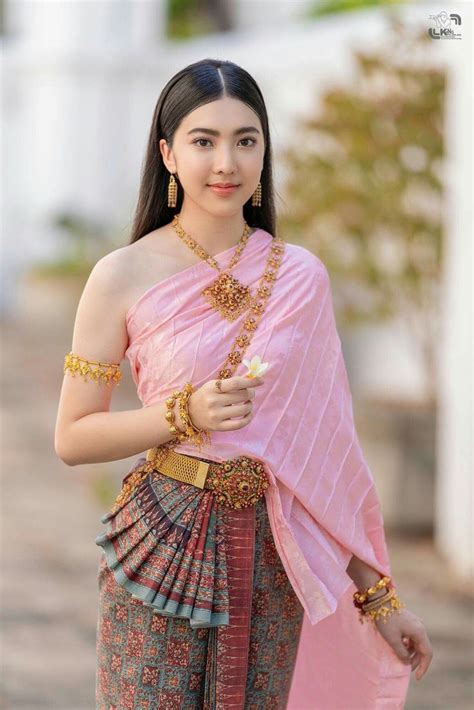 Traditional Thai dress Thailand ในป 2022 นางแบบ ผหญง สไตลแฟชน