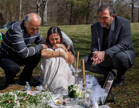 visita la tumba de su prometido usando su vestido de novia