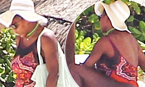 Pregnant Serena Williams Strips Down To Bikini In Mexico Daily Mail