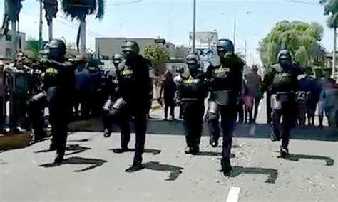 Jul 21, 2017 · fox news: Riot police stun Peru crowds with synchronised dance ...