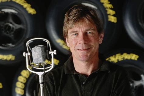 Sevgilisine evlenme teklif etmesinden birkaç saat sonra kalp krizi geçirerek hayata veda etmiş pilot. F1: 7 Times James Hunt's Commentary was Mind Blowing