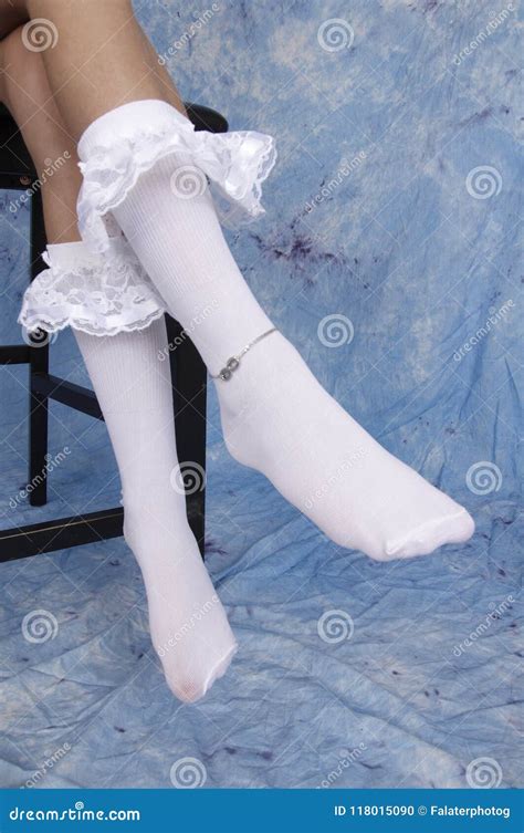 chaussettes blanches de fille et chaîne argentée de cheville photo stock image du adolescents