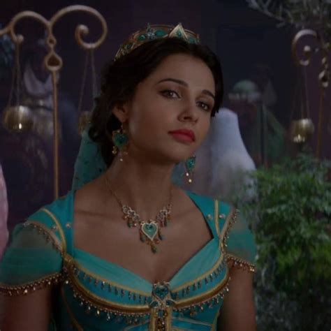 Obraz Może Zawierać 1 Osoba Stoi Naomi Scott Aladdin 2019 Disney