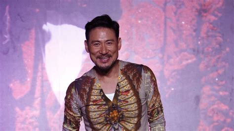 This year will see him take the show to other countries including thailand, malaysia, united states, australia and beyond before returning to the venetian macao in august. Jacky Cheung - Muž dňa - Žena - Pravda.sk