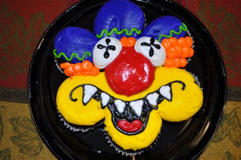 Killer Clown Cupcake Cakes Cupcakes Halloween Cakes Spirit Halloween Clown Desserts Food