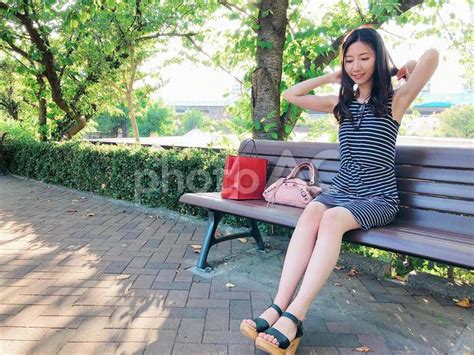 公園のベンチに座る笑顔の女性 No 3575884｜写真素材なら「写真ac」無料（フリー）ダウンロードok