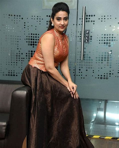 Telugu Anchor Manjusha Latest Hot Sleeveless Blouse Photos