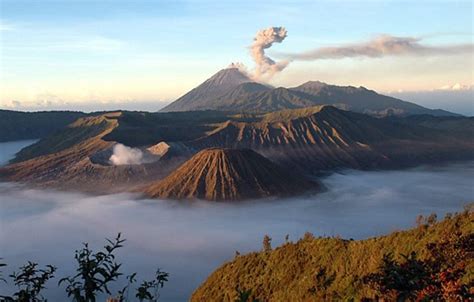 Gunung semeru merupakan gunung tertinggi di pulau jawa. Wisata Jawa Timur - Gunung Semeru - Anekatempatwisata