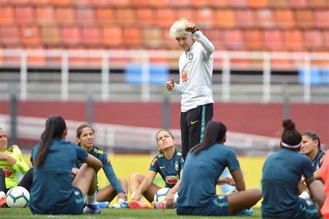 Técnica Da Seleção Feminina De Futebol Do Brasil é Eleita Mulher Sueca Do Ano Maranhão Hoje
