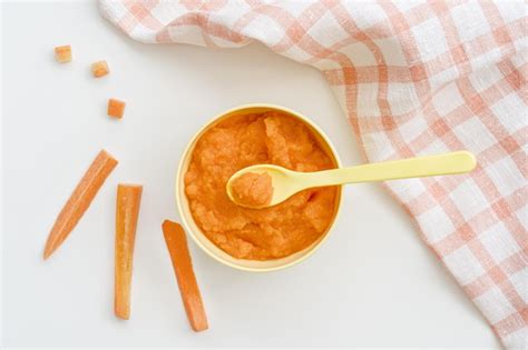 Une nouvelle façon d'envisager les repas de bébé. Bol Avec Purée De Carottes Bébé | Photo Gratuite
