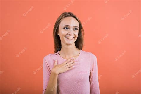 Premium Photo The Girl Holds Her Hand On Her Chest And Laughs Loudly At A Anecdote On A Red