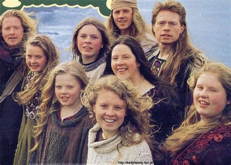 The kelly family — when the last tree 04:06. PLAVOKOSI ANĐEO: Vođa grupe The Kelly Family obratio se u ...