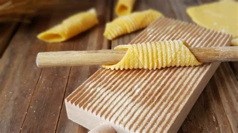 Mostra al tuo pappagallino quanto significhi per te con questi deliziosi dolcetti con burro di miele e noci. GARGANELLI FATTI IN CASA - YouTube
